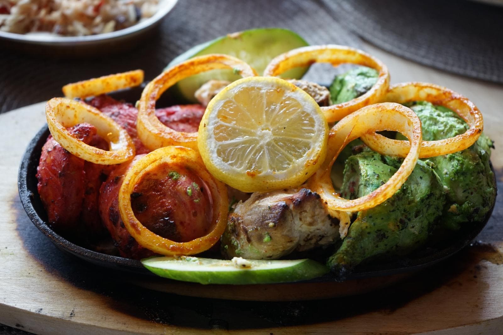 Chicken 3 in 1 Tikka 8pcs. + plain naan 